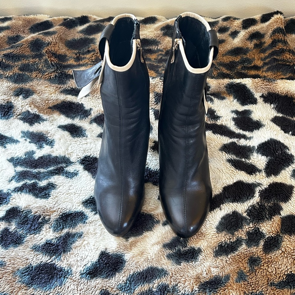 Black Heeled Ankle Boots with Sleek Design